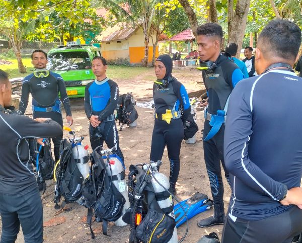 Pelatihan Scuba Diving Mempersiapkan Pemuda Negeri Lima, Ureng dan Assilulu dalam Melakukan Rehabilitasi Pesisir